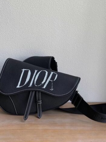 Bolso bandolera negro con estampado